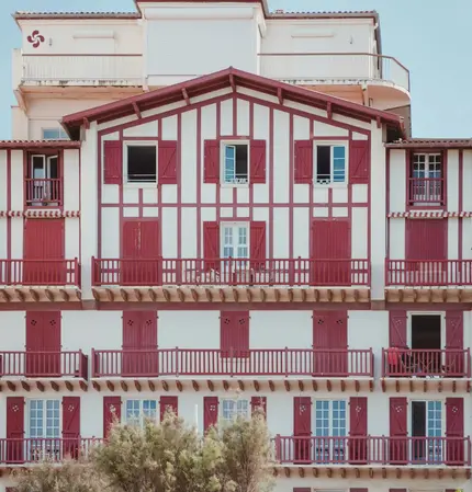 Maison typique Basque. Blanche et rouge.